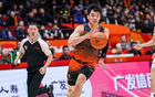 山东男篮正式宣布于德豪与孙桐林离队，球队阵容迎来重大调整，球员变动引发广泛关注与热议